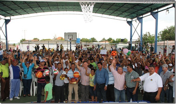 FOTO 4.- Morel entrego artículos deportivos en la cancha de San Pedro FOTO 4.- Morel entrego artículos deportivos en la cancha de San Pedro