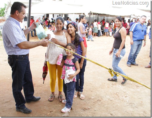 Gobernador Briceño beneficia a unas 700 personas foto 2