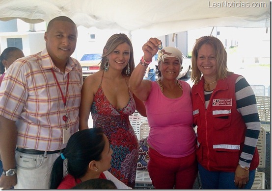 LA SEÑORA MIREYA REYES DEL ALBERGUE MISIÓN MILAGRO, DEL IAIM, RECIBIÓ AYER JUEVES 1-11-2012  LA LLAVE DE SU APARTAMENTO