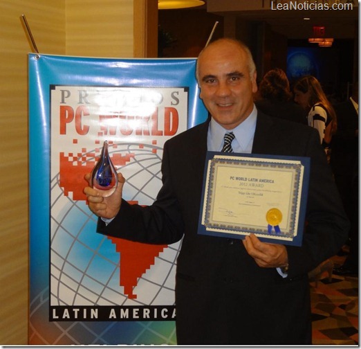 Sam Atassi recibe premio PCWorld 2012 -jpeg