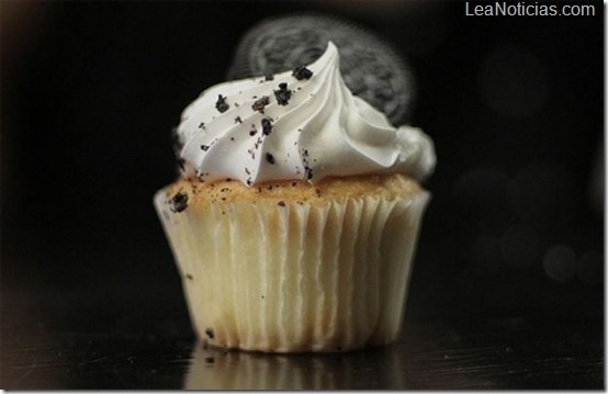 forma correcta de comerse un cupcake ponque