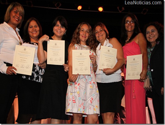 FOTO 1.- ENTREGA DIPLOMA CENDES