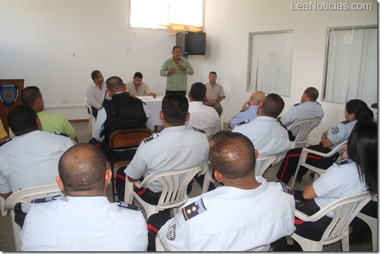 FOTO 2- El nuevo director girando instrucciones a los jefes de las distintas estaciones policiales