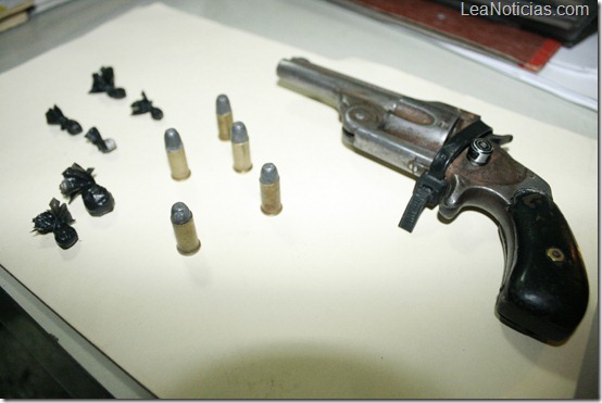 FOTO 6- Arma de fuego y droga incautados por la policía estadal