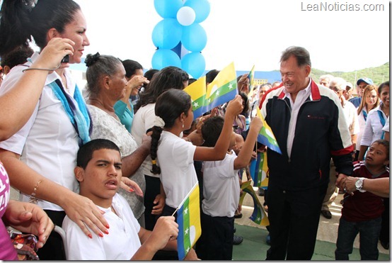 Foto 1.- El gobernador en contacto con los niños.