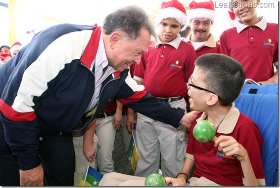 Foto 4.- EL GOBERNADOR SALUDA A  CHUCHO PEREZ