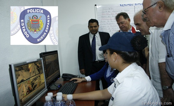 Morel chequeando el trabajo en la Sala de Monitoreo