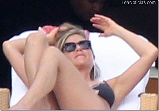 jennifer-aniston-bikini-down-view-in-mexico-01-580x435