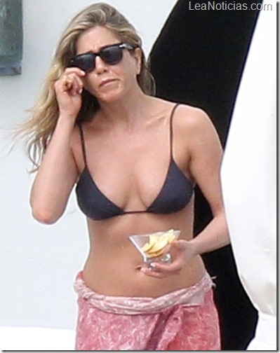 jennifer-aniston-bikini-down-view-in-mexico-03-435x580