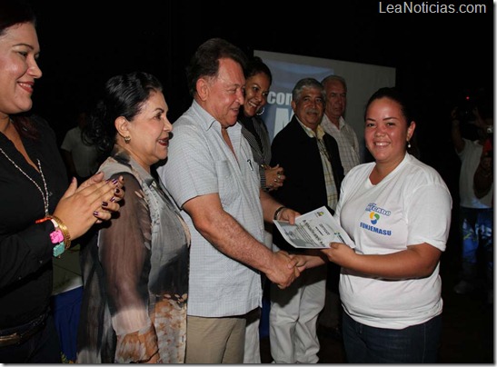 morel entrega becas