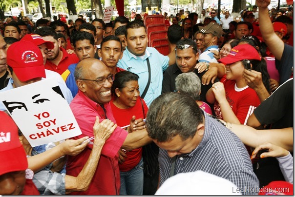 ACTO DE APOYO CMDTE CHAVEZ PLAZA BOLIVAR BARCELONA  4