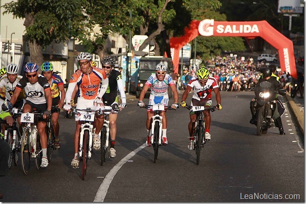 Primera Carrera Gatorade Asfalto Puro. Con la participación de mas de 500 pedalistas, el venezolano Tomas Gil obtiene el primer lugar del circuito
Foto:  Alejandro van Schermbeek
27/01/13

