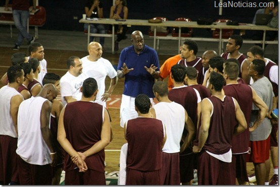 FOTO CARL HERRERA HABLANDO CON LOS JUGADORES