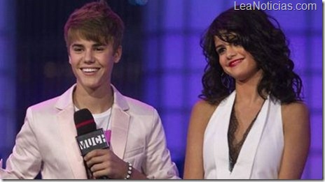Justin-Bieber-Selena-Gomez-AP_NACIMA20121110_0304_6