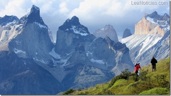 Mientras otros lo hacen con cubitos de hielo, en Torres del Paine se obtiene hielo glaciar en la playa