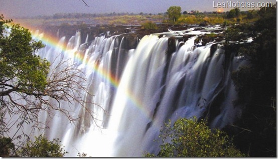Un arcoíris creado por la luna sin duda vale la pena un vistazo. Victoria Falls, en Zambia