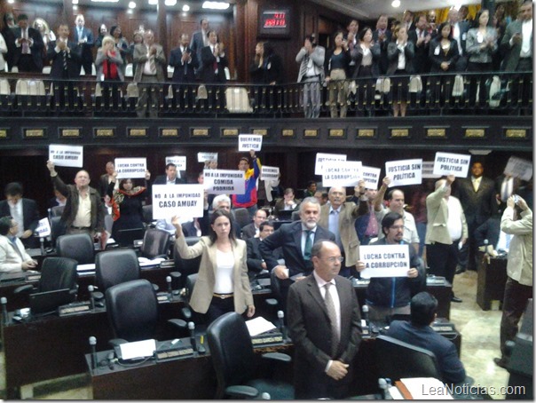 parlamentarios-protestan-en-la-asamblea-nacional