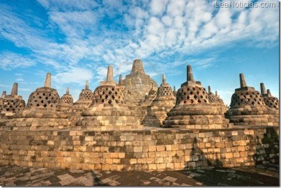 templo-de-borobudur-al-atardecer-yogyakarta-java-en-indonesia