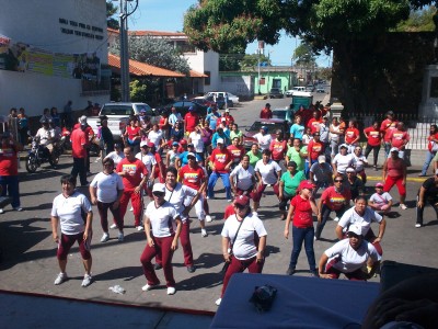 Asistentes participaron en la bailoterapia