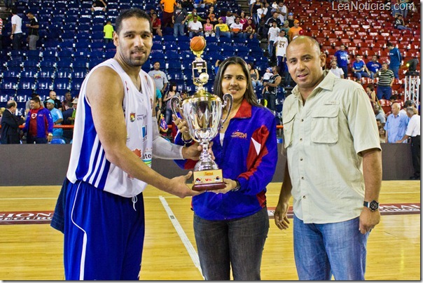 Axiers Sucre recibe premio de Carlos Guillén