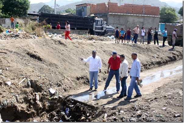 alcalde-de-puerto-la-cruz-inspecciona-remocion-de-escombros