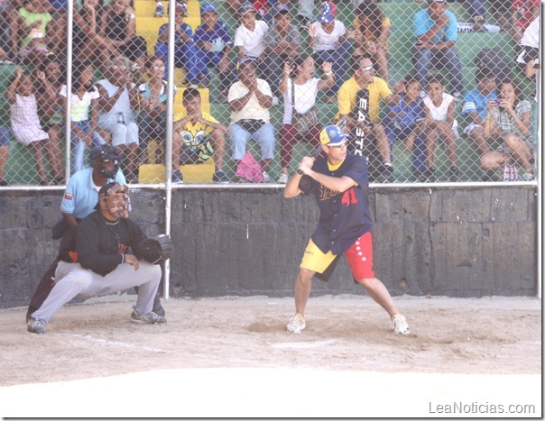 capriles-radonski-jugando-beisbol-en-nueva-cua