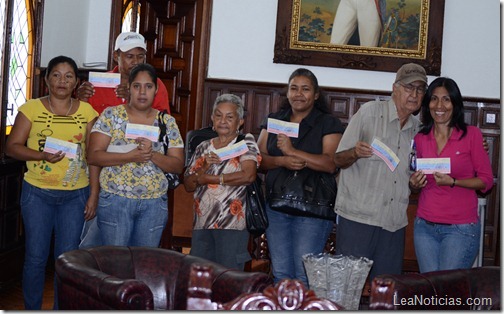 gobernacion-de-maturin-entrega-mas-de-300-mil-en-ayudas