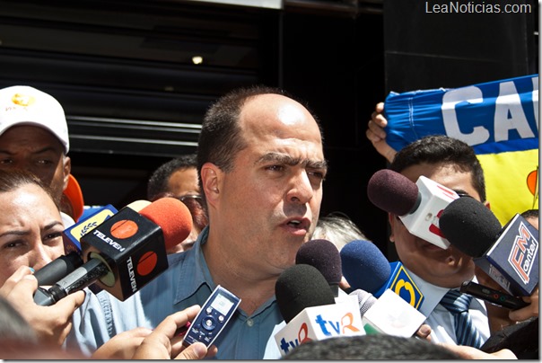 unidad-democratica-acompaño-a-lepoldo-ante-la-fiscalia-2