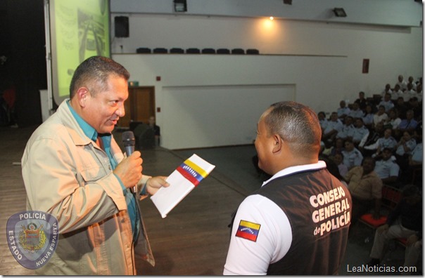FOTO 6- El Comisionado Clemente García también recibió el informe