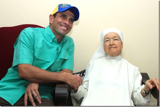 Henrique-capriles-con-la-hermana-francisca-visitando-la-chinita (1)