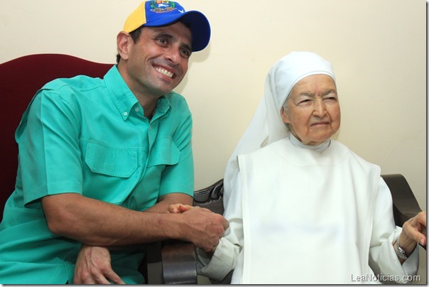 Henrique-capriles-con-la-hermana-francisca-visitando-la-chinita (2)