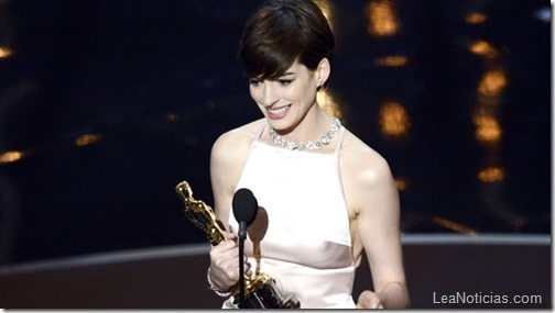 anne-hathaway-oscar-1