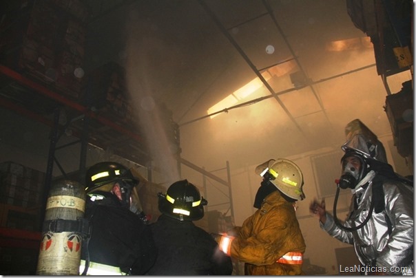 bomberos-controlan-incendio-almacenadora-tres-mil-maiquetía
