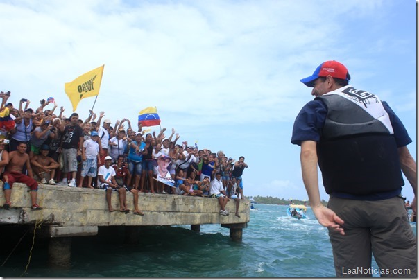 capriles-en-lancha-en-playas-de-falcon (1)