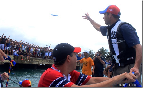 capriles-en-lancha-en-playas-de-falcon (3)