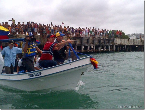 capriles-radonski-recorre-playas-de-falcon-con-henri-falcon-2