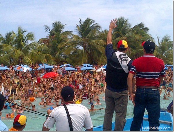 capriles-radonski-recorre-playas-de-falcon-con-henri-falcon