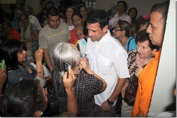 capriles-radonski-visito-los-siete-templos-el-jueves-de-semana-santa (4)