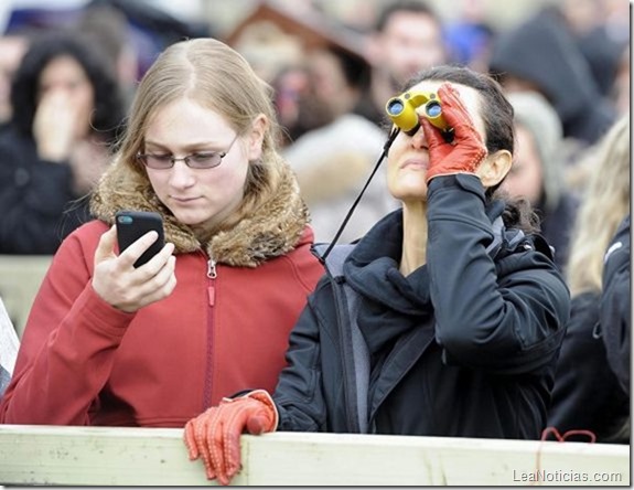fieles-esperan-los-resultados-de-este-conclave-en-que-se-elegira-al-sucesor-de-benedicto-xvi-en-el-vaticano fieles-esperan-los-resultados-de-este-conclave-en-que-se-elegira-al-sucesor-de-benedicto-xvi-en-el-vaticano