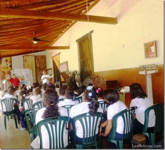 Alumnos  de la Unidad Educativa Nacional Eulalia Buroz en el conversatorio