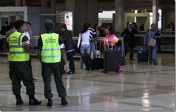 Detienen a ciudadano por ilícitos cambiarios en el Aeropuerto de Maiquetía_ (2)