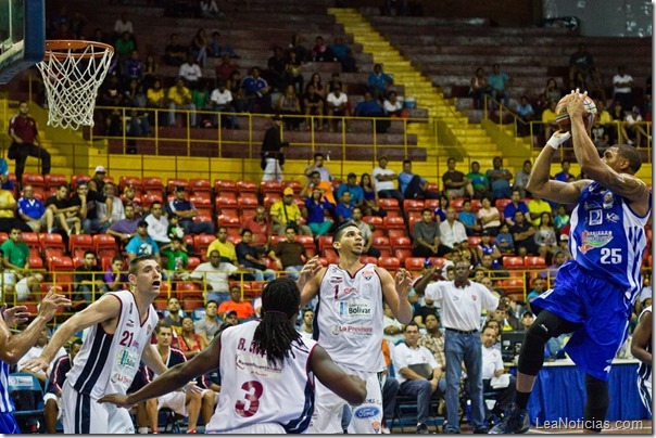 Marinos - Leon Rodgers ante la marcación