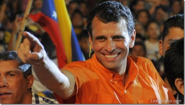 capriles-sonriendo-señalando
