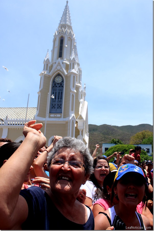 henrique-capriles-radonski-desde-la-basilica-de-la-virgen-del-valle-margarita (11)