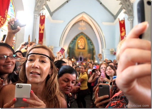 henrique-capriles-radonski-desde-la-basilica-de-la-virgen-del-valle-margarita (13)