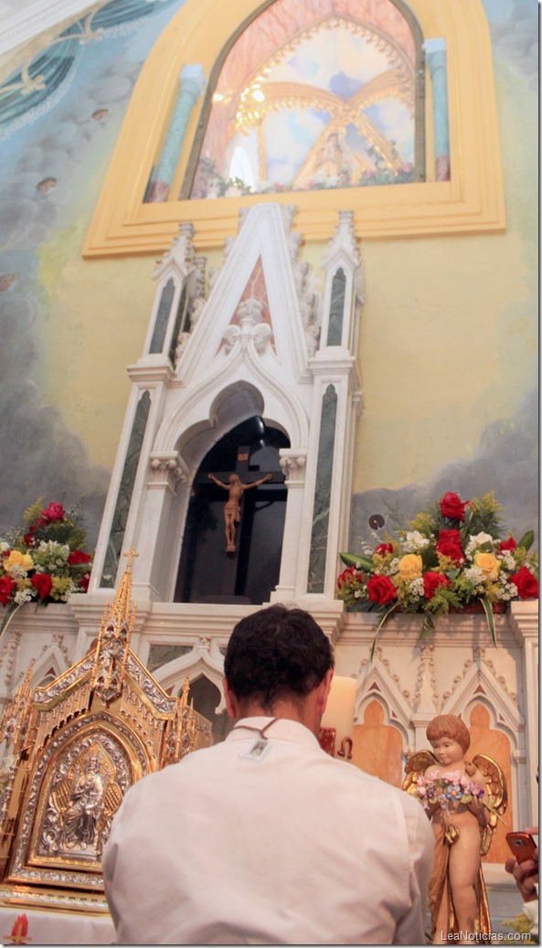 henrique-capriles-radonski-desde-la-basilica-de-la-virgen-del-valle-margarita (9)