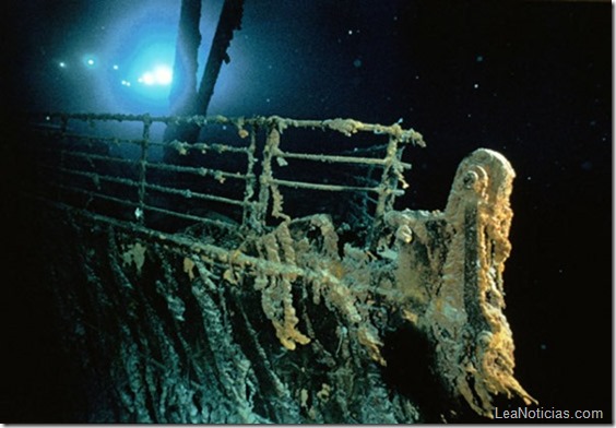Emory Kristof © National Geographic Society

Bow railing of R.M.S. Titanic illuminated by Mir 1 submersible behind the forward anchor crane. The slant of the rusticles shows the direction of the current.

No pay photo