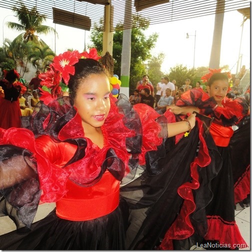 Exuberantes trajes realzaron durante el encuentro de danzas E2