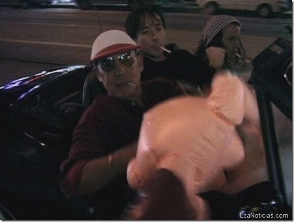 Hunter-S.-Thompson-Johnny-Depp-John-Cusack-y-una-muñeca-inflable.-Sin-crédito