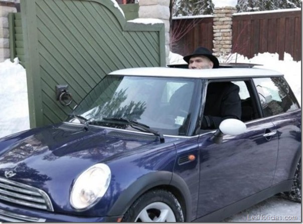 auto-pequeno-hombre-alto-mini-cooper